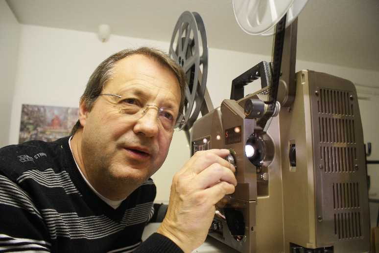 Rainer Feilen am Filmprojektor