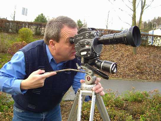 Rainer Feilen mit einer analogen Filmkamera